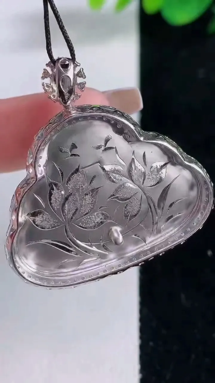 天然A货翡翠佛公吊坠，尺寸36.4-36.2-9.4，裸石24-33.2重量:11.48g
12月8日