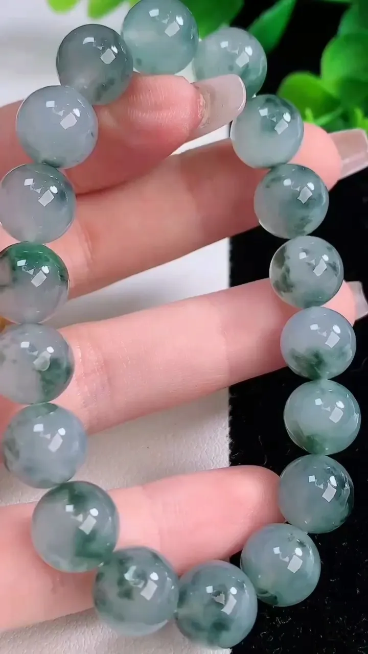 天然A货翡翠种飘花圆珠手串，尺寸10.5-18颗，重量:37.40g12月8日
工厂直销收藏佳品,种