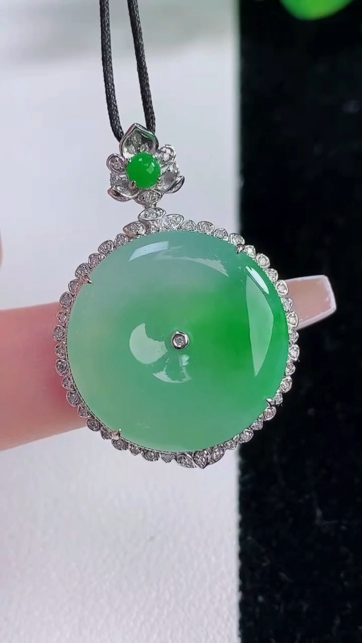 天然A货翡翠18K金紫罗兰圆珠耳坠，尺寸11，重量:6.61g12月8日
工厂直销收藏佳品,种好水足