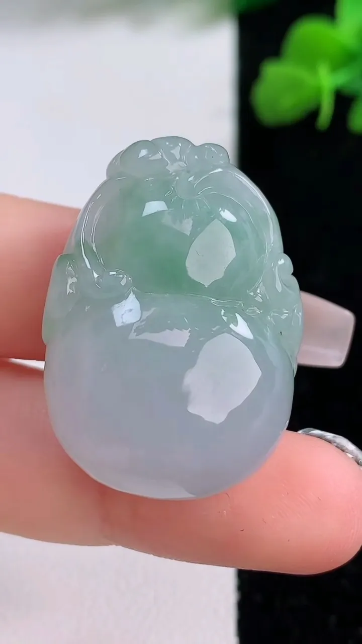 天然A货翡翠葫芦吊坠，尺寸31.7-23.2-12，重量:16.49g
12月8日