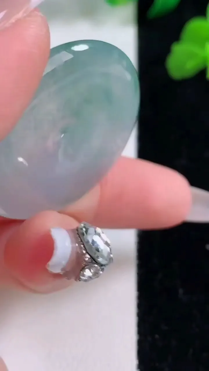 天然A货翡翠冰种飘花平安扣吊坠，尺寸34.8-5.6，重量:15.12g
12月8日