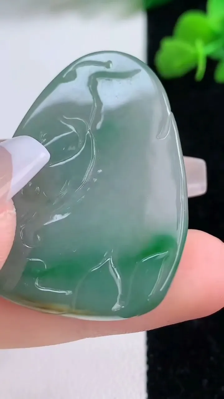 天然A货翡翠虚空藏菩萨吊坠，尺寸40.6-28.2-5.8，重量:13.73g
12月8日