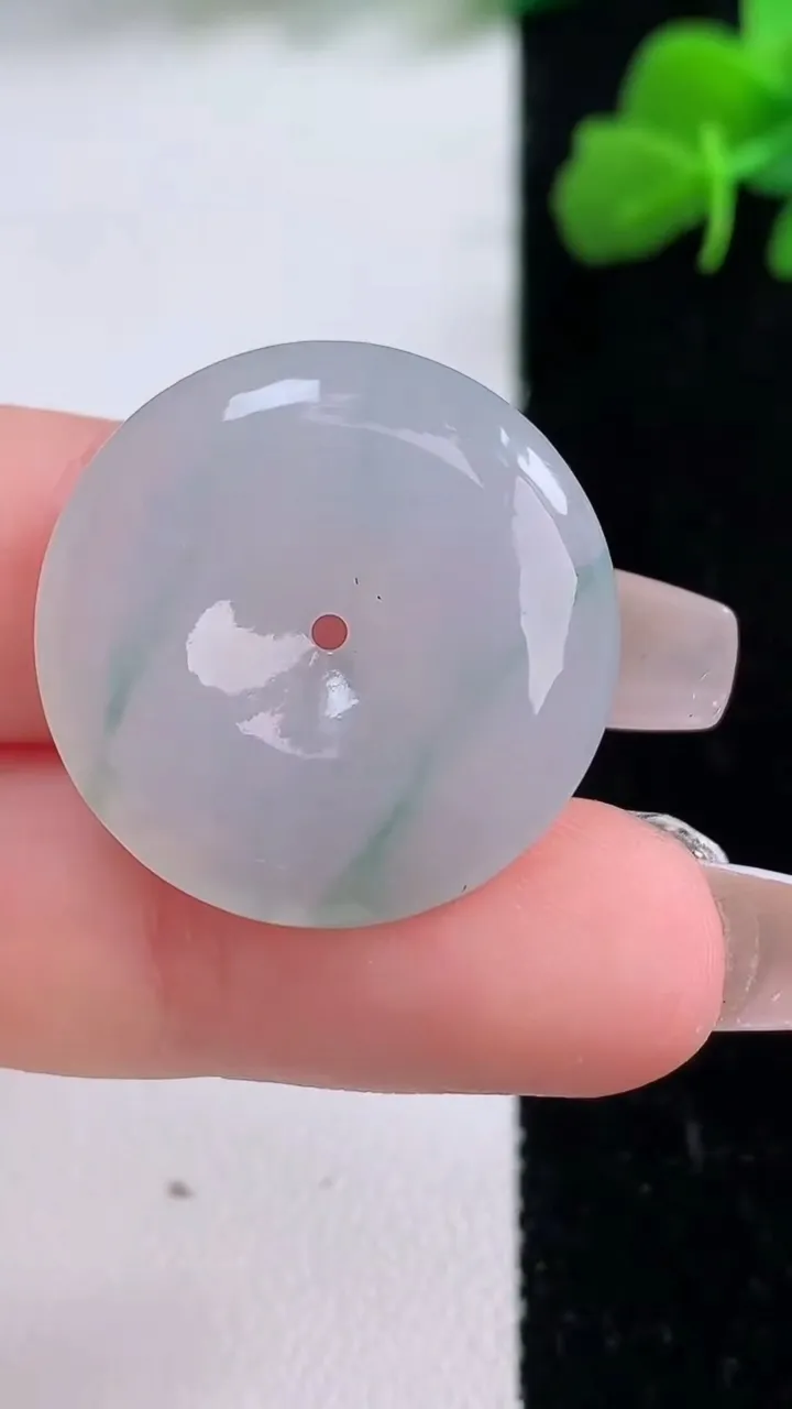 天然A货翡翠冰种飘花平安扣吊坠，尺寸25-5.3，重量:6.91g
12月8日