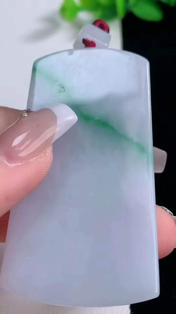 天然A货翡翠无事牌吊坠，尺寸61-33.7-5.2，重量:33.87g
12月8日