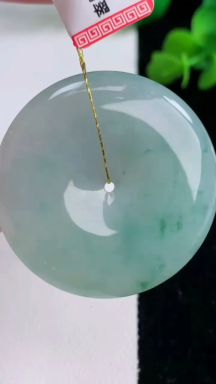 天然A货翡翠冰种飘花平安扣吊坠，尺寸38.6-5.6，重量:18.31g
12月8日