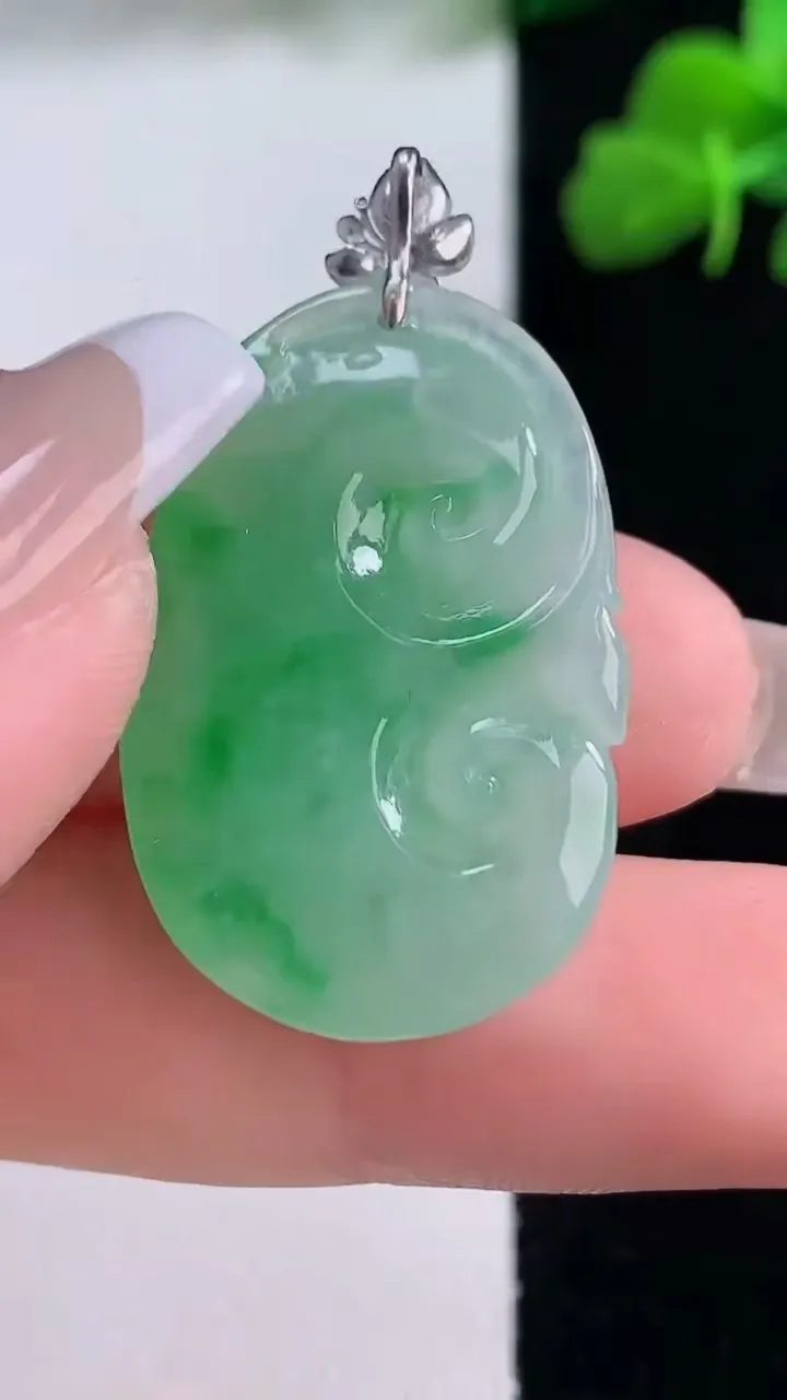 天然A货翡翠如意吊坠，尺寸30.4-19-6，重量:7.33g
12月8日