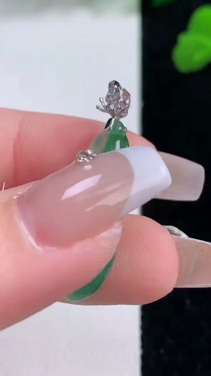 天然A货翡翠福瓜吊坠，尺寸27-12-5，重量:3.46g
12月8日