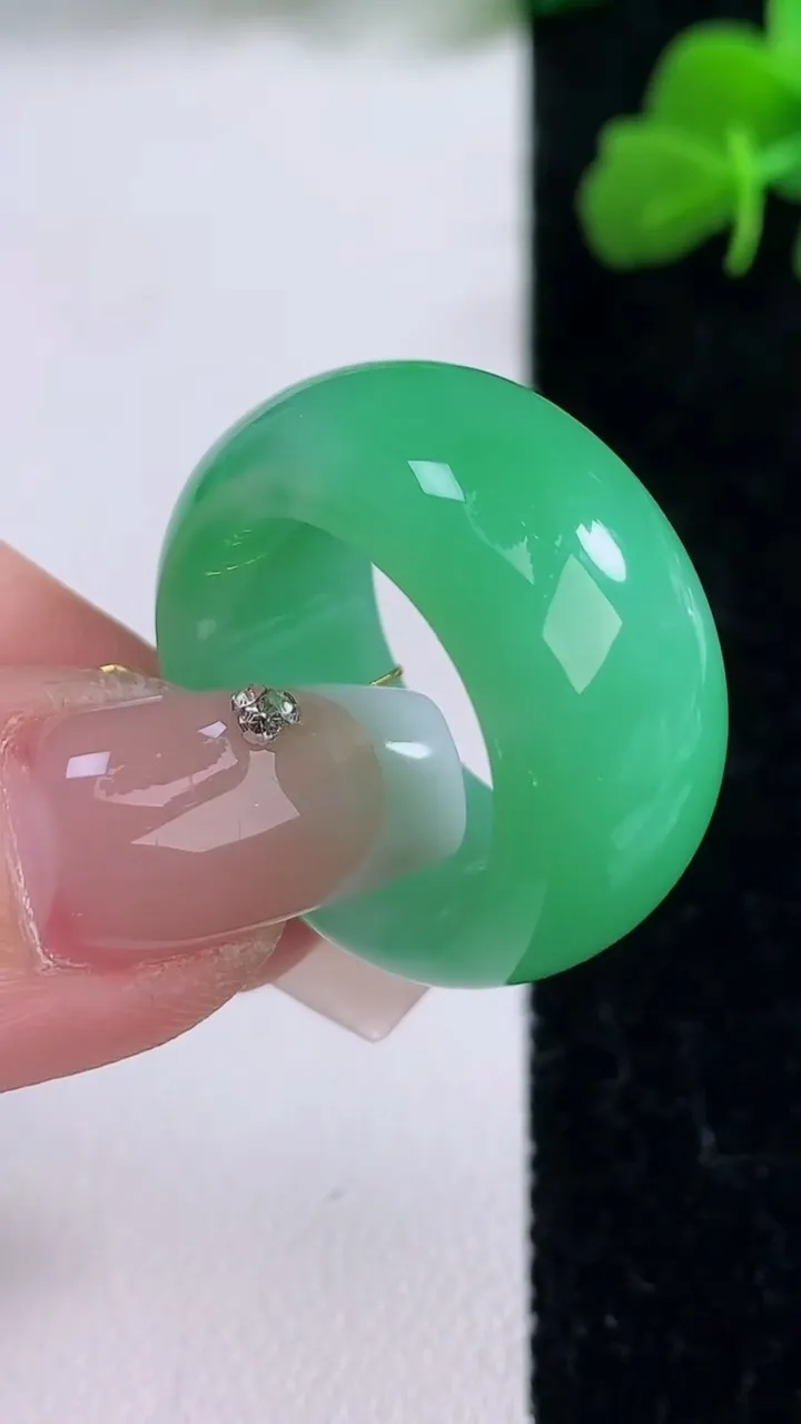 天然A货翡翠指环扳指，尺寸18.3-11.8-4.3，重量:11.26g2025年12月8日
工厂直销收藏佳品,种好水足，色泽均匀，有种有色，上手高大气！