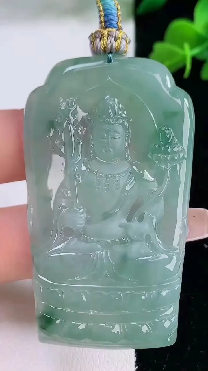 天然A货翡翠冰种飘花虚空藏菩萨吊坠，尺寸58.4-34-5.2，重量:26.03g
12月8日