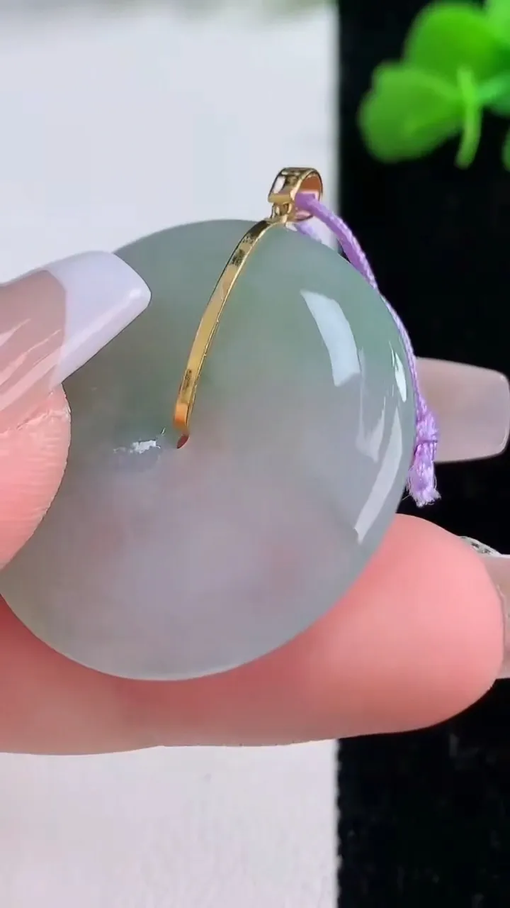 天然A货翡翠平安扣吊坠，尺寸30.3-5.5，重量:11.13g
12月8日