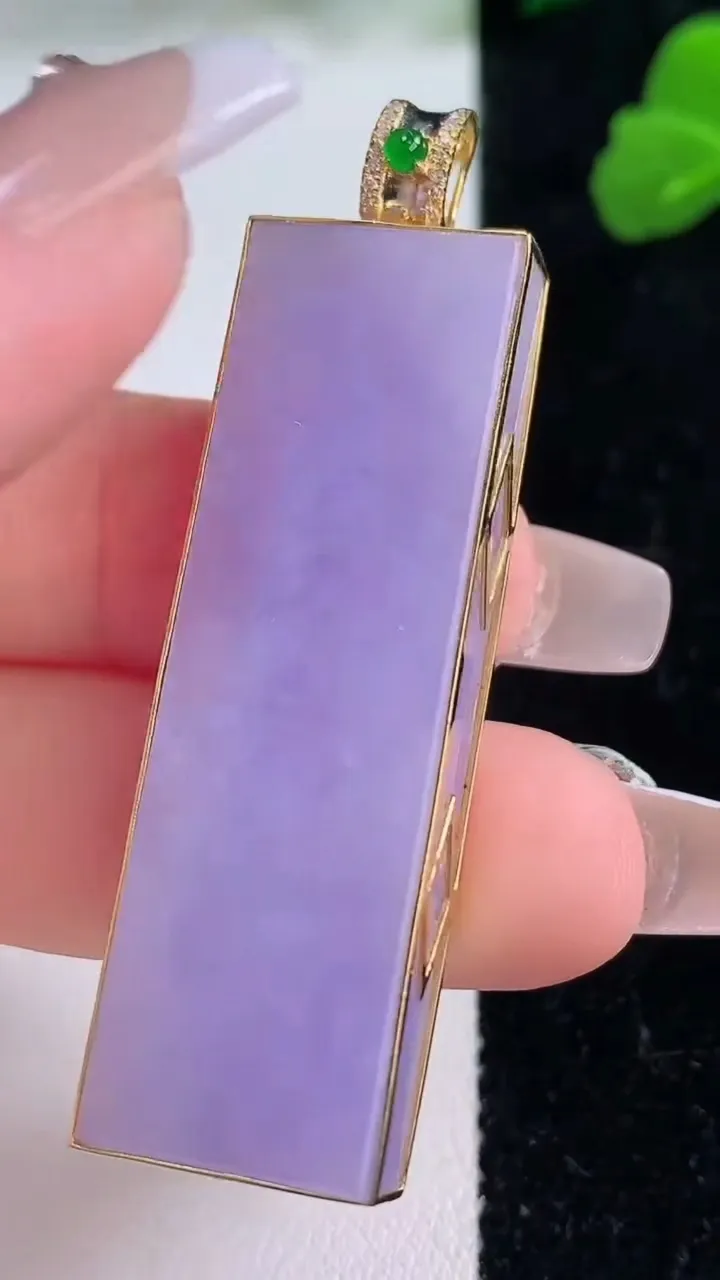 天然A货翡翠18K金紫罗兰无事牌吊坠，尺寸46.3-14.6-6.4，重量:15.06g
12月8日