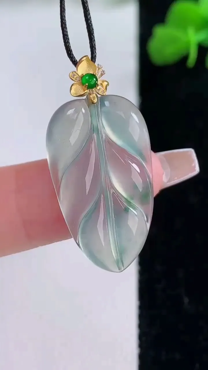 天然A货翡翠种飘花金枝玉叶 叶子吊坠，尺寸25.7-14.6-2.8，重量:2.16g
12月8日