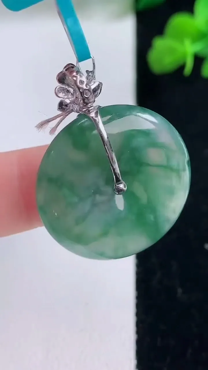 天然A货翡翠种飘花平安扣吊坠，尺寸25.3-5.5，重量:8.17g
12月8日