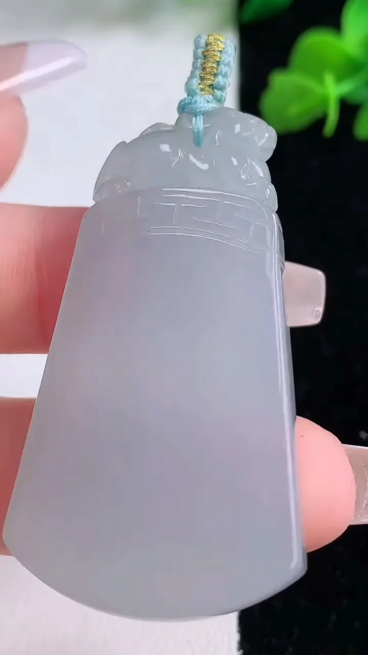 天然A货翡翠冰种紫罗兰无事牌吊坠，尺寸47.3-26.7-5.9，重量:18.69g
12月8日