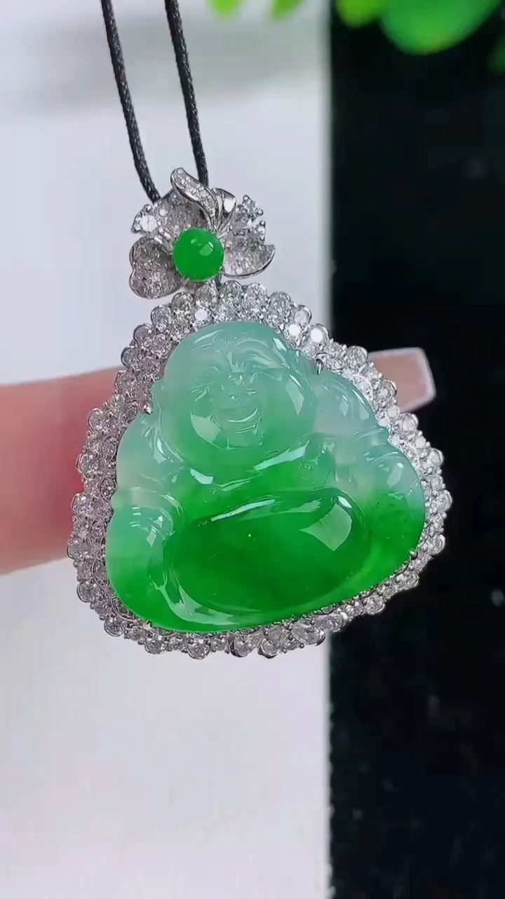 天然A货翡翠佛公吊坠，尺寸33.6-26.5-9.7，裸石19.6-20.8重量:7.88g
12月