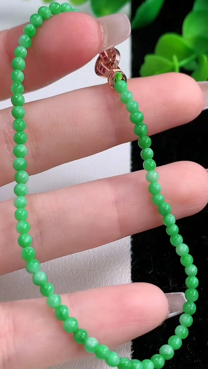 天然A货翡翠小米珠手串，尺寸2.5-65颗，重量:3.88g12月8日
工厂直销收藏佳品,种好水足，色泽均匀，有种有色，上手高大气！