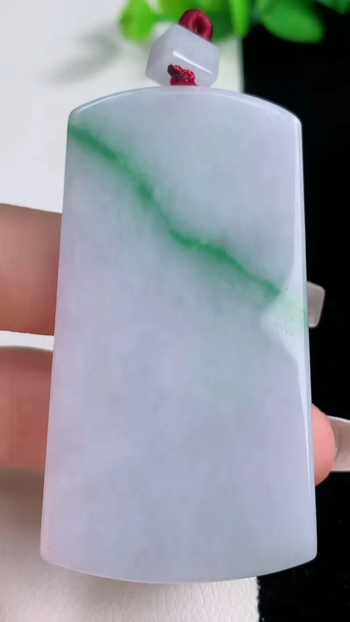 天然A货翡翠无事牌吊坠，尺寸61-33.7-5.2，重量:33.87g
12月8日