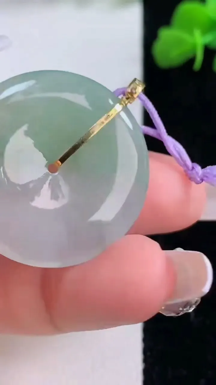 天然A货翡翠平安扣吊坠，尺寸30.3-5.5，重量:11.13g
12月8日