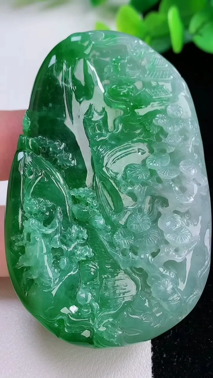 天然A货翡翠山水牌吊坠，尺寸65.6-42.6-12.8，重:60.28g
12月8日