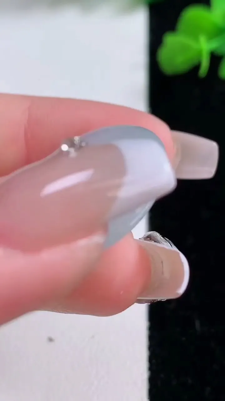 天然A货翡翠冰种飘花平安扣吊坠，尺寸25-5.3，重量:6.91g
12月8日