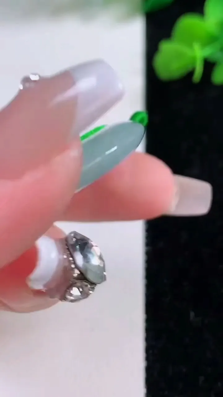 天然A货翡翠平安扣吊坠，尺寸33.4-5.6，重量:13.88g
12月8日