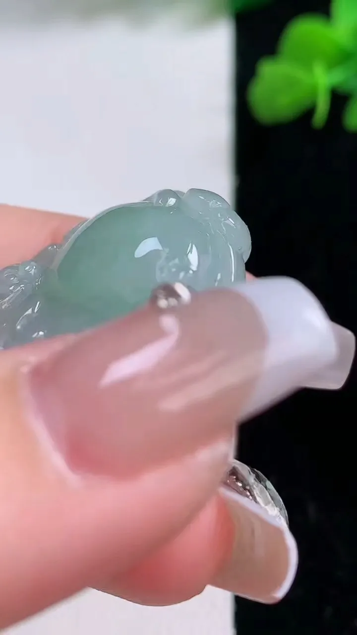 天然A货翡翠葫芦吊坠，尺寸31.7-23.2-12，重量:16.49g
12月8日