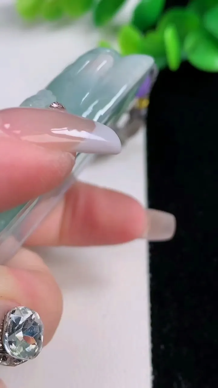 天然A货翡翠山水牌吊坠，尺寸74-46-13，重:102.30g
12月8日