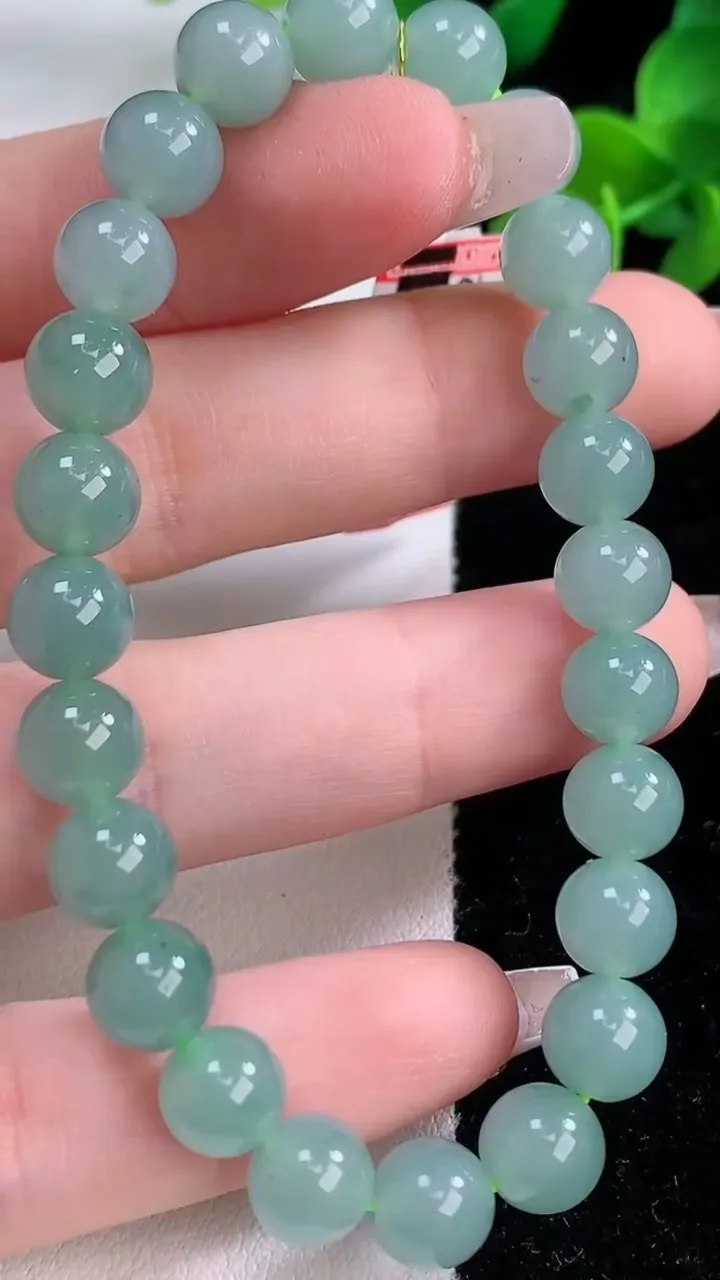 天然A货翡翠种飘花圆珠手串，尺寸7.5-24颗，重量:19.34g12月8日
工厂直销收藏佳品,种好水足，色泽均匀，有种有色，上手高大气！