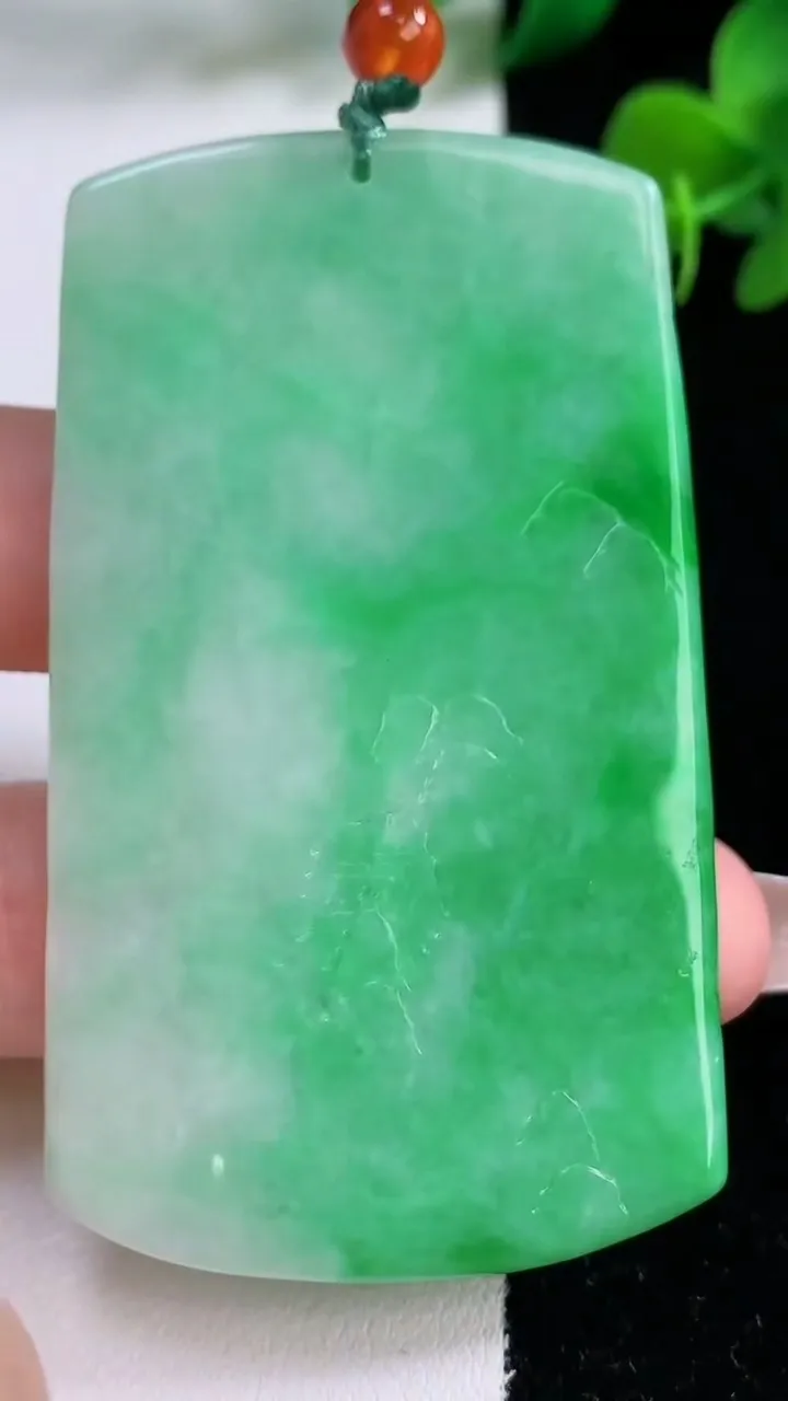 天然A货翡翠山水牌吊坠，尺寸66.7-38.3-4.4，重量:32.31g
12月8日
