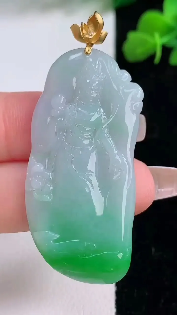 天然A货翡翠大势至菩萨吊坠，尺寸44-22.2-4.5，重量:11.07g
12月8日