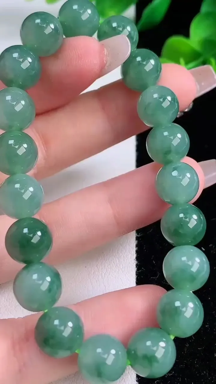 天然A货翡翠飘花圆珠手串，尺寸9.8-19颗，重量:32.25g12月8日
工厂直销收藏佳品,种好水