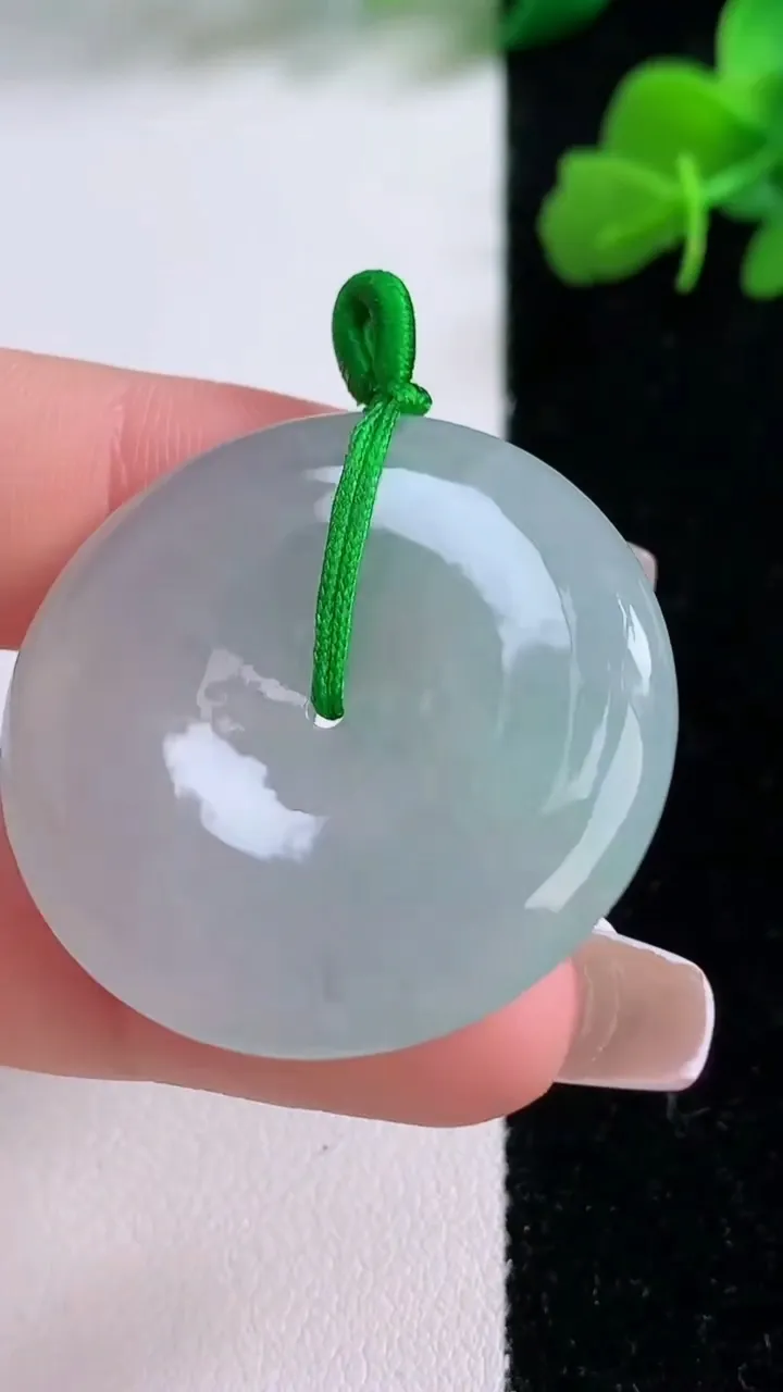 天然A货翡翠平安扣吊坠，尺寸33.4-5.6，重量:13.88g
12月8日