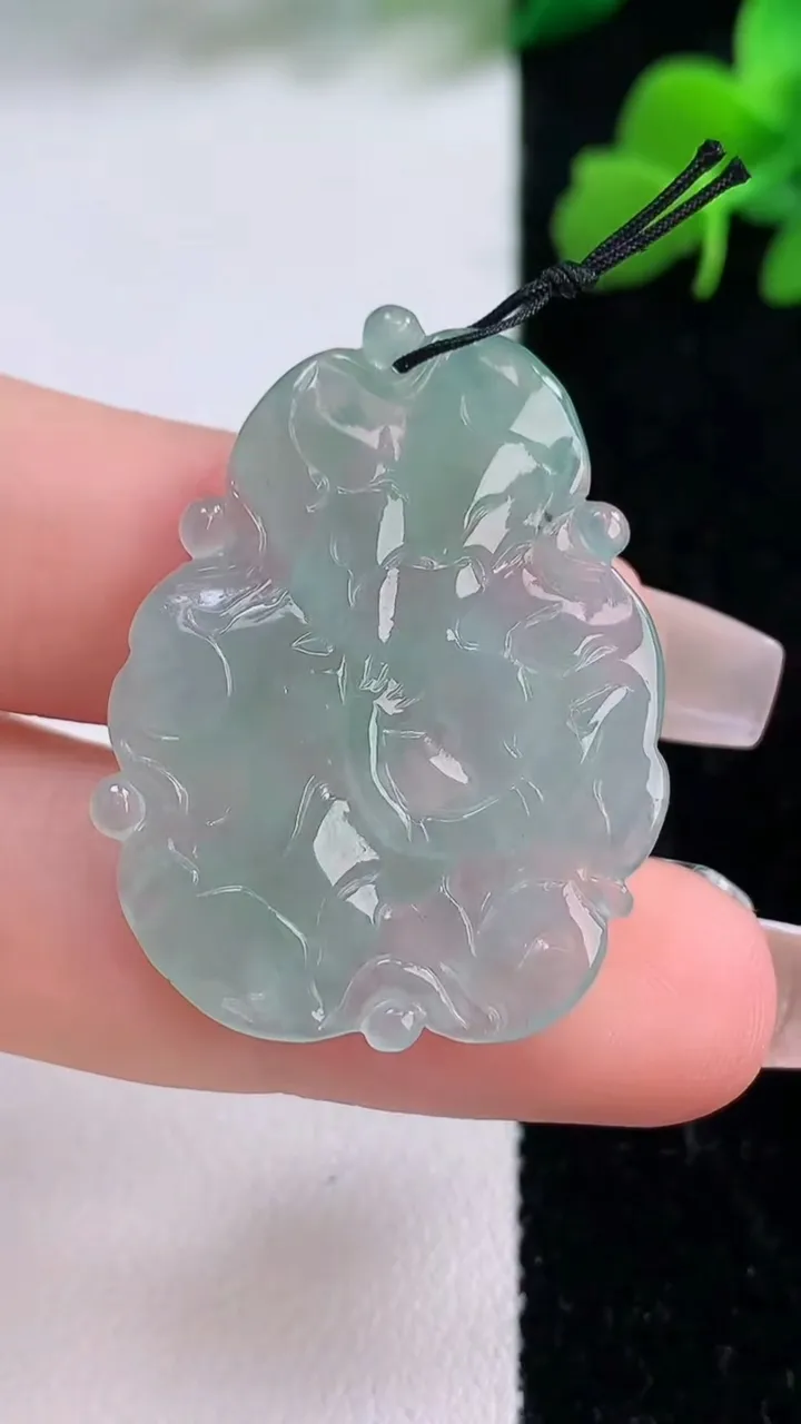 天然A货翡翠年年有余吊坠，尺寸34-26-3.8，重量:6.10g
12月8日