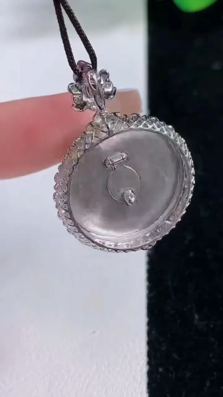 天然A货翡翠平安扣吊坠，尺寸338-23.8-7.5，裸石20.5重量:6.55g
12月8日