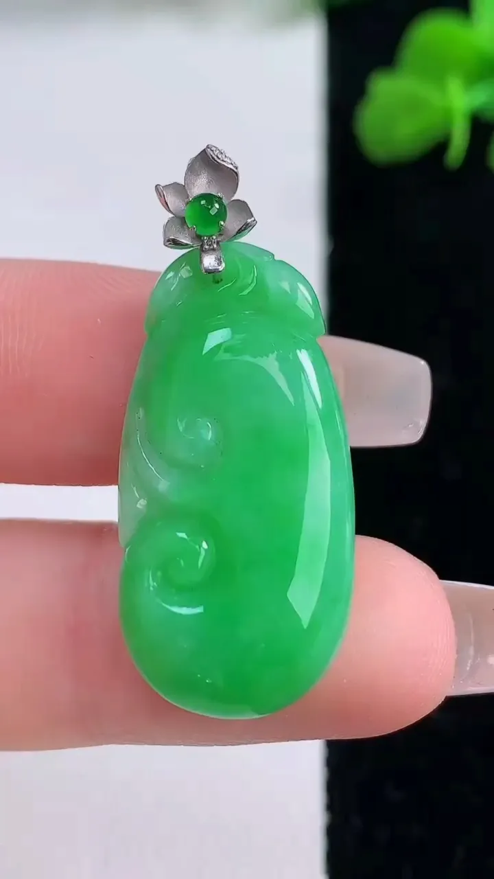 天然A货翡翠如意吊坠，尺寸30.4-14.7-5.4，重量:4.52g
12月8日