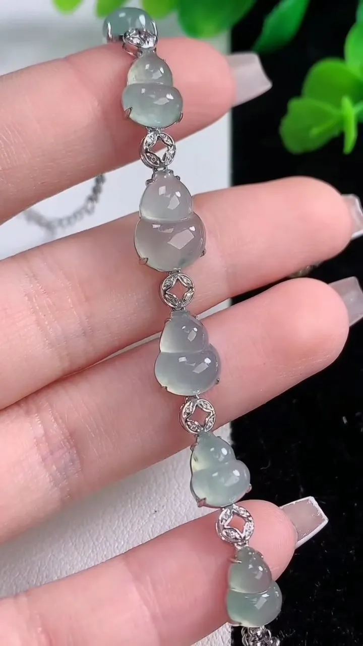 天然A货翡翠种飘花葫芦手链，尺寸12-8.9-3.7，重量:5.30g
12月8日