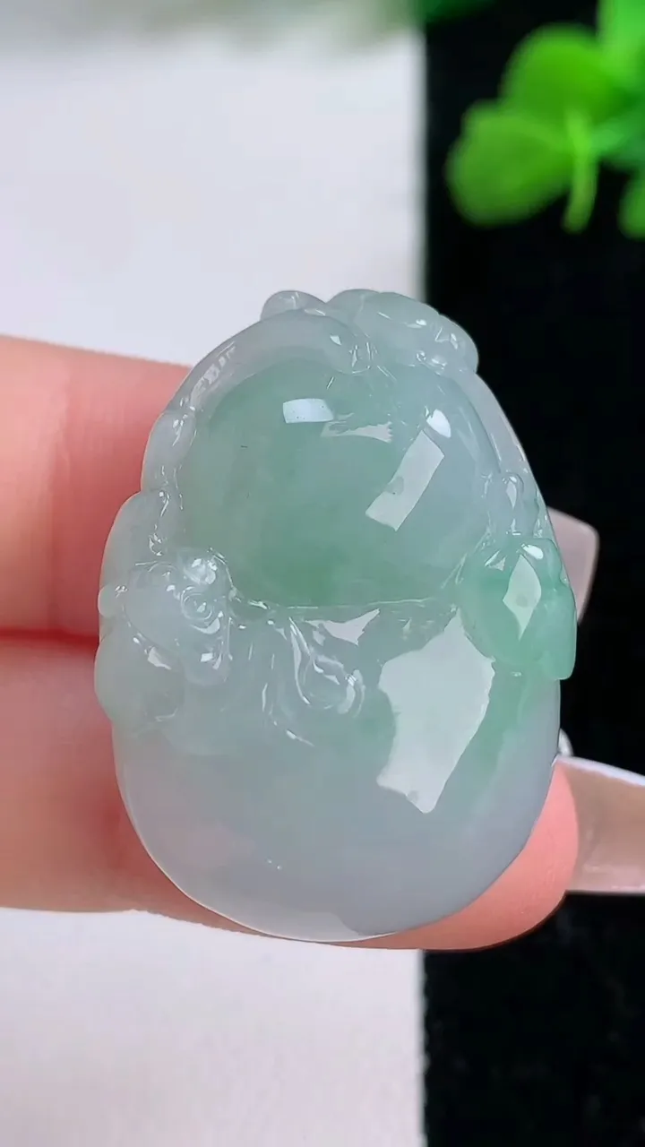 天然A货翡翠葫芦吊坠，尺寸31.7-23.2-12，重量:16.49g
12月8日