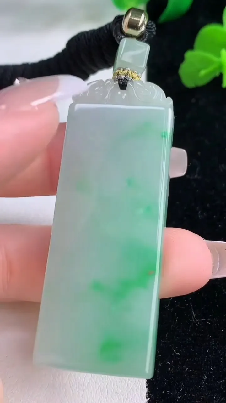 天然A货翡翠无事牌吊坠，尺寸57.7-21.4-6，重量:28.76g
12月8日