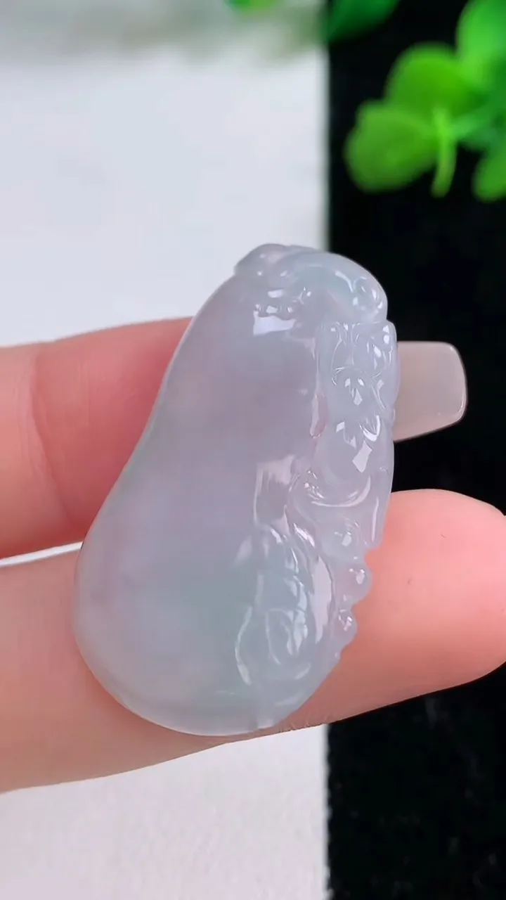 天然A货翡翠福瓜吊坠，尺寸33.7-19.8-5.3，重量:6.84g
12月8日