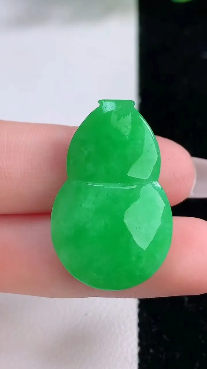 天然A货翡翠葫芦镶嵌件，尺寸30.4-19-8.9，重量:8.33g
12月8日