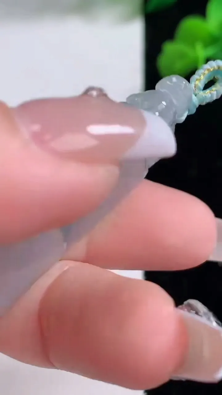 天然A货翡翠冰种紫罗兰无事牌吊坠，尺寸47.3-26.7-5.9，重量:18.69g
12月8日