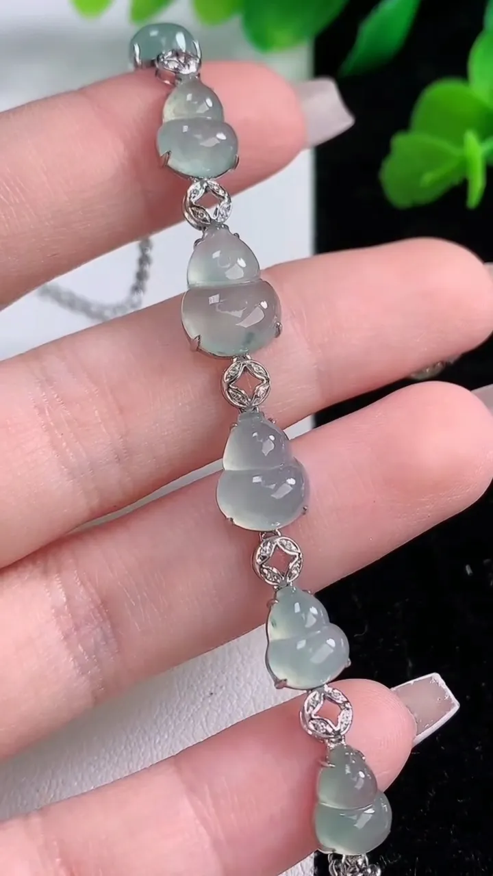 天然A货翡翠种飘花葫芦手链，尺寸12-8.9-3.7，重量:5.30g
12月8日