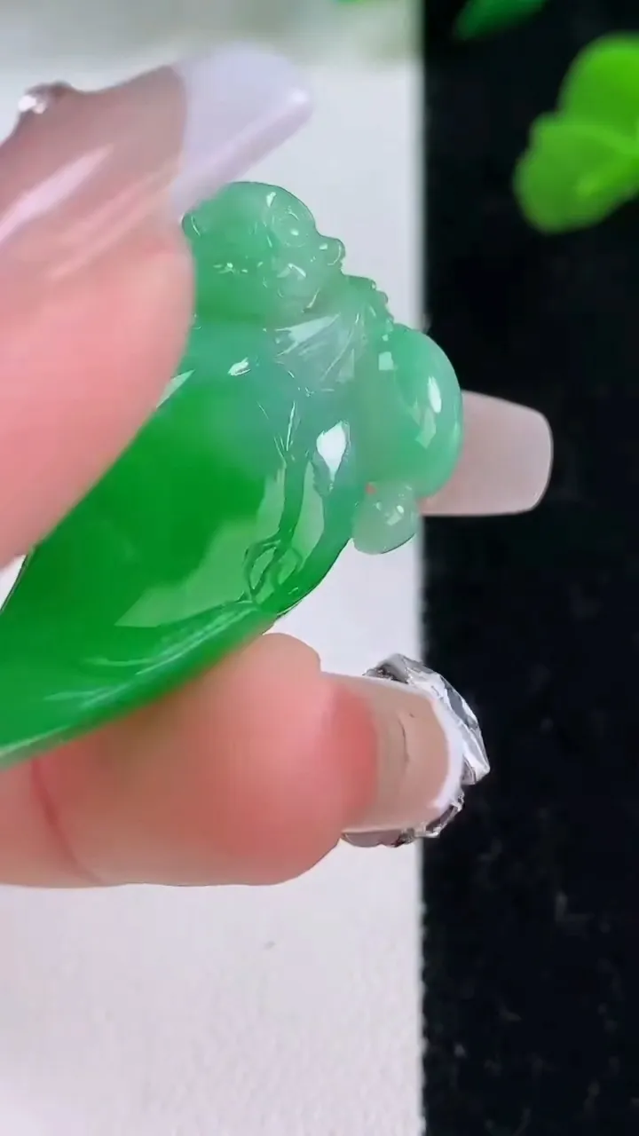 天然A货翡翠福瓜吊坠，尺寸36.2-20.3-13.2，重量:13.46g
12月8日