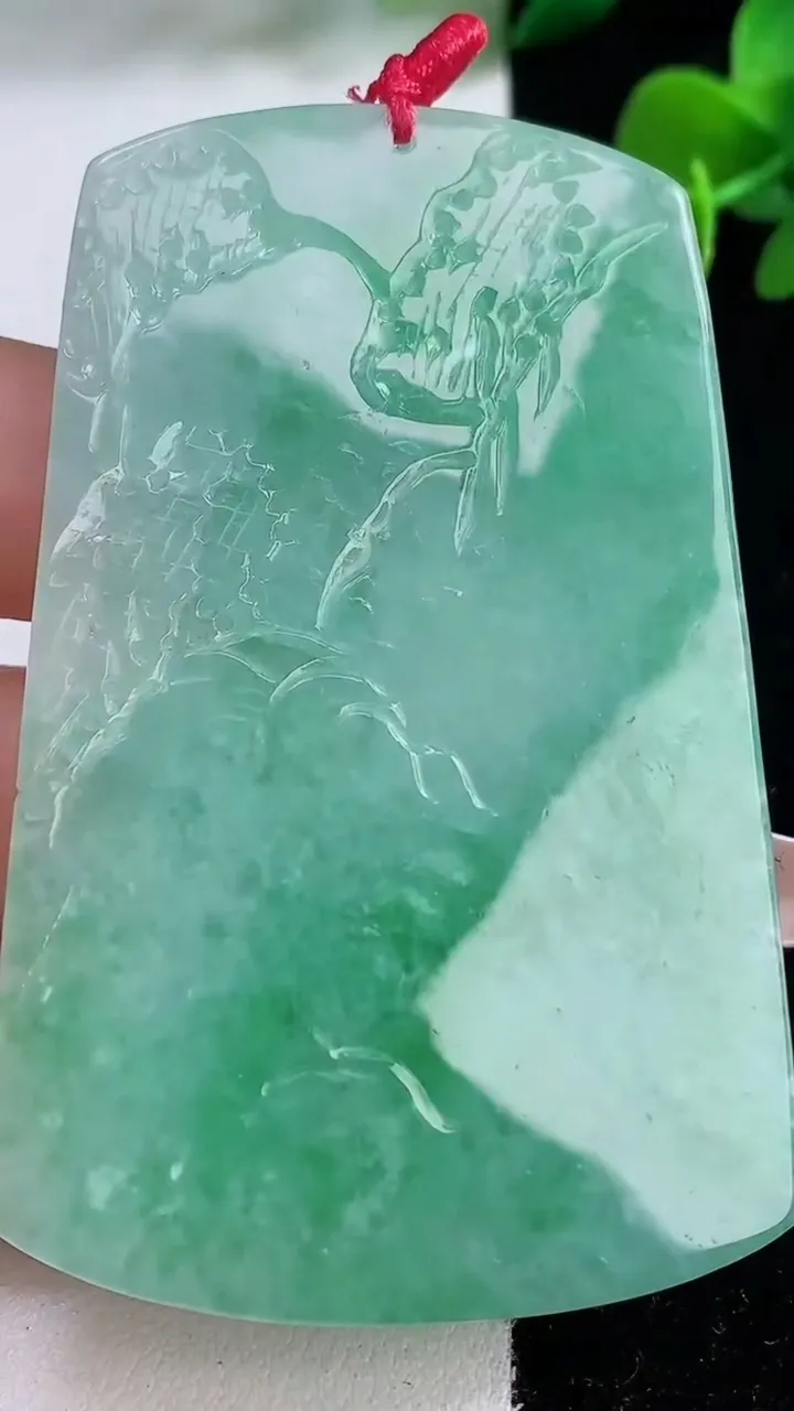 天然A货翡翠山水牌吊坠，尺寸67.2-42.4-5.3，重量:36.06g
12月8日