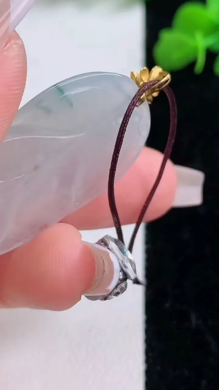 天然A货翡翠种飘花金枝玉叶 叶子吊坠，尺寸38.5-20.5-3.2，重量:5.86g
12月8日