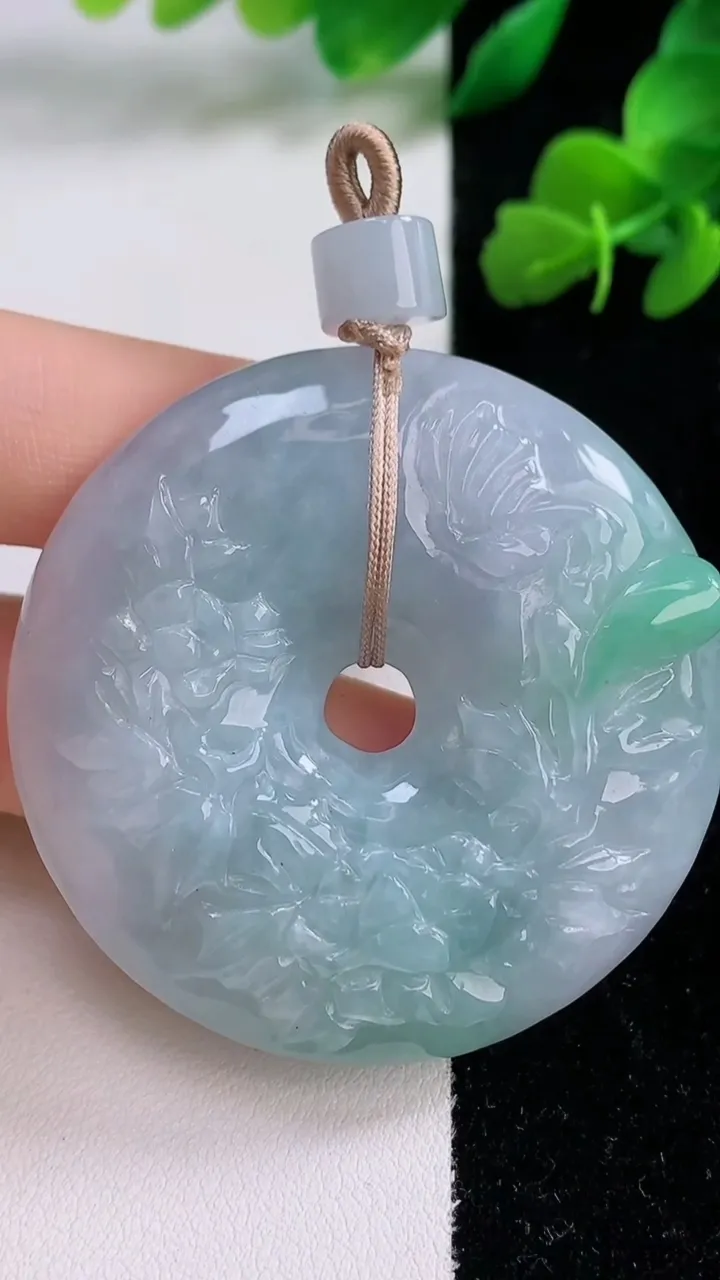 天然A货翡翠鸟语花香 平安扣吊坠，尺寸50.2-11.8，重量:56.00g
12月8日