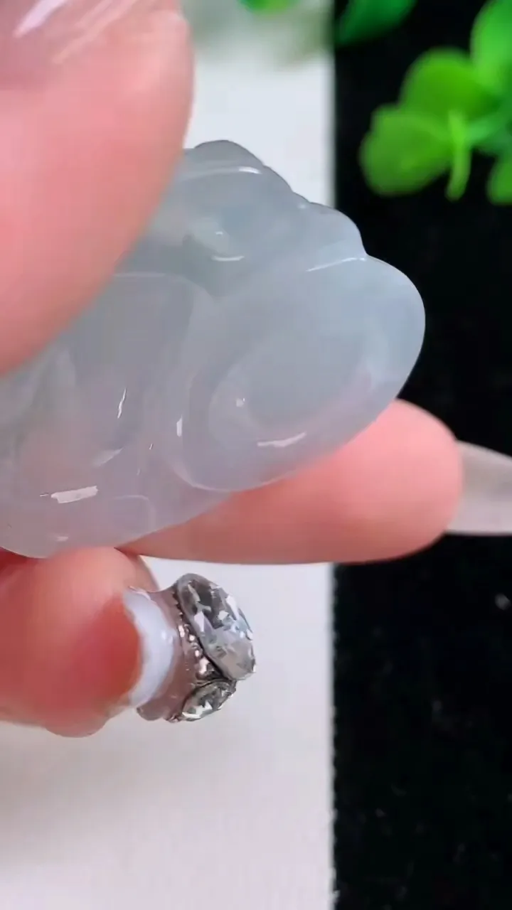 天然A货翡翠冰种飘花佛公吊坠，尺寸33-35.7-6.4，重量:11.69g
12月8日