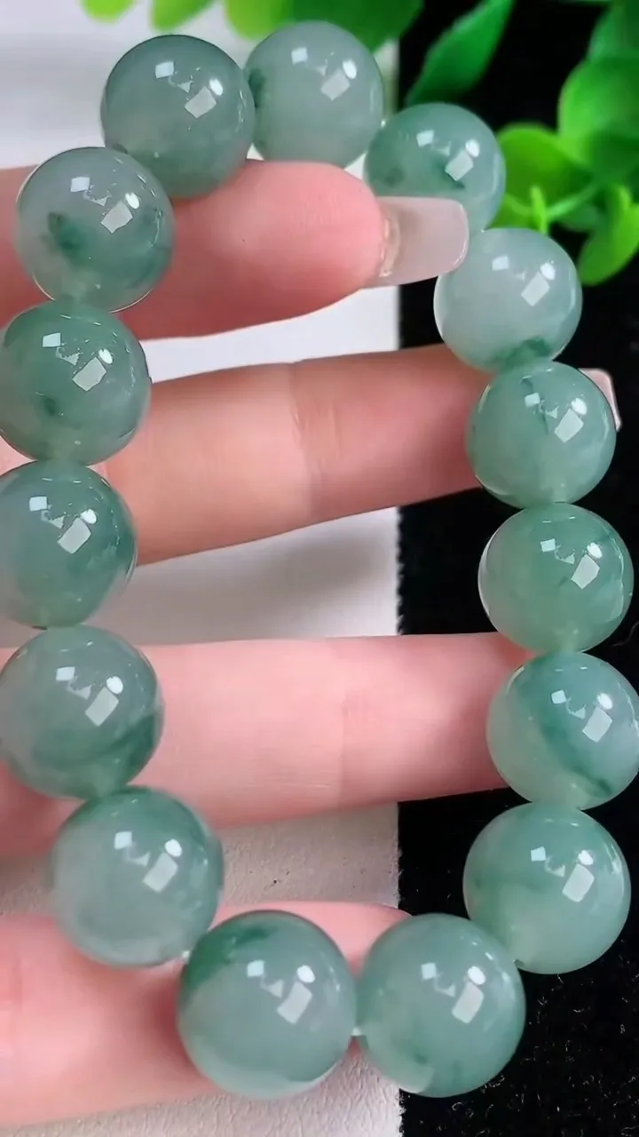 天然A货翡翠种飘花圆珠手串，尺寸12.6-15颗，重量:51.26g12月8日
工厂直销收藏佳品,种好水足，色泽均匀，有种有色，上手高大气！
