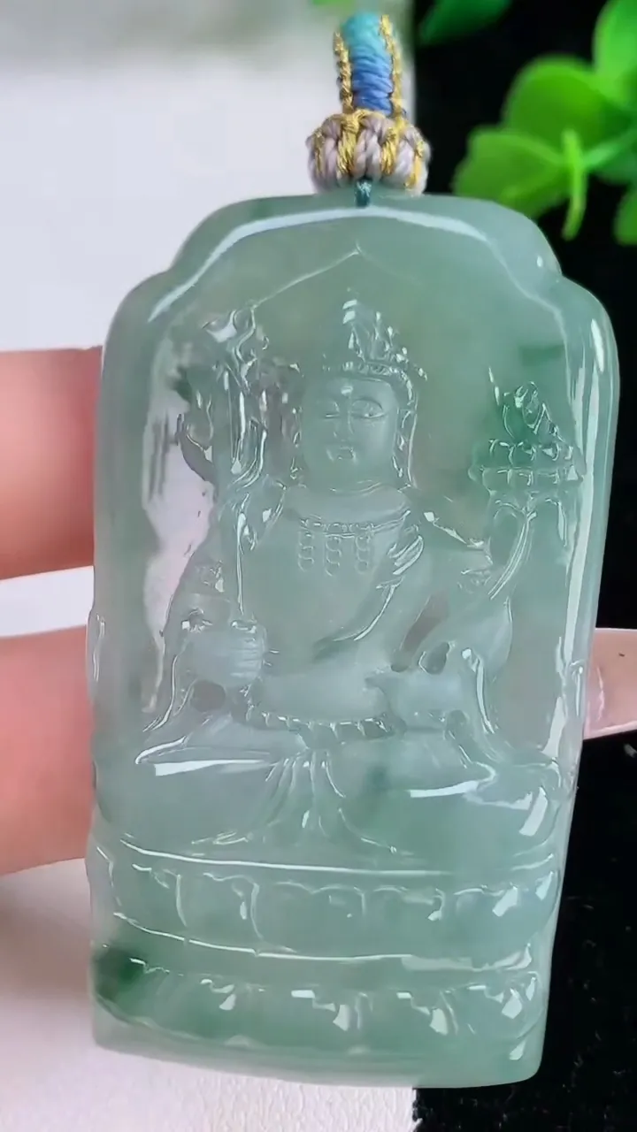 天然A货翡翠冰种飘花虚空藏菩萨吊坠，尺寸58.4-34-5.2，重量:26.03g
12月8日