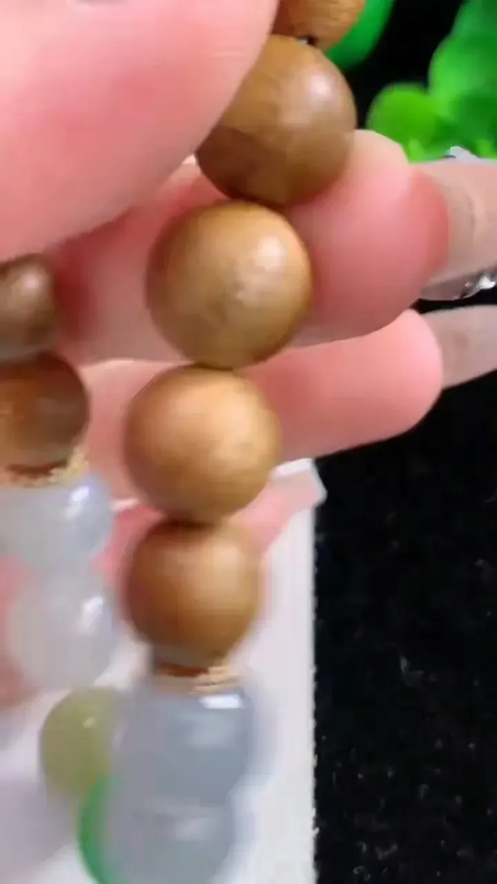 天然A货翡翠三彩圆珠手串，尺寸11.6，重量:20.95g12月8日
工厂直销收藏佳品,种好水足，色泽均匀，有种有色，上手高大气！